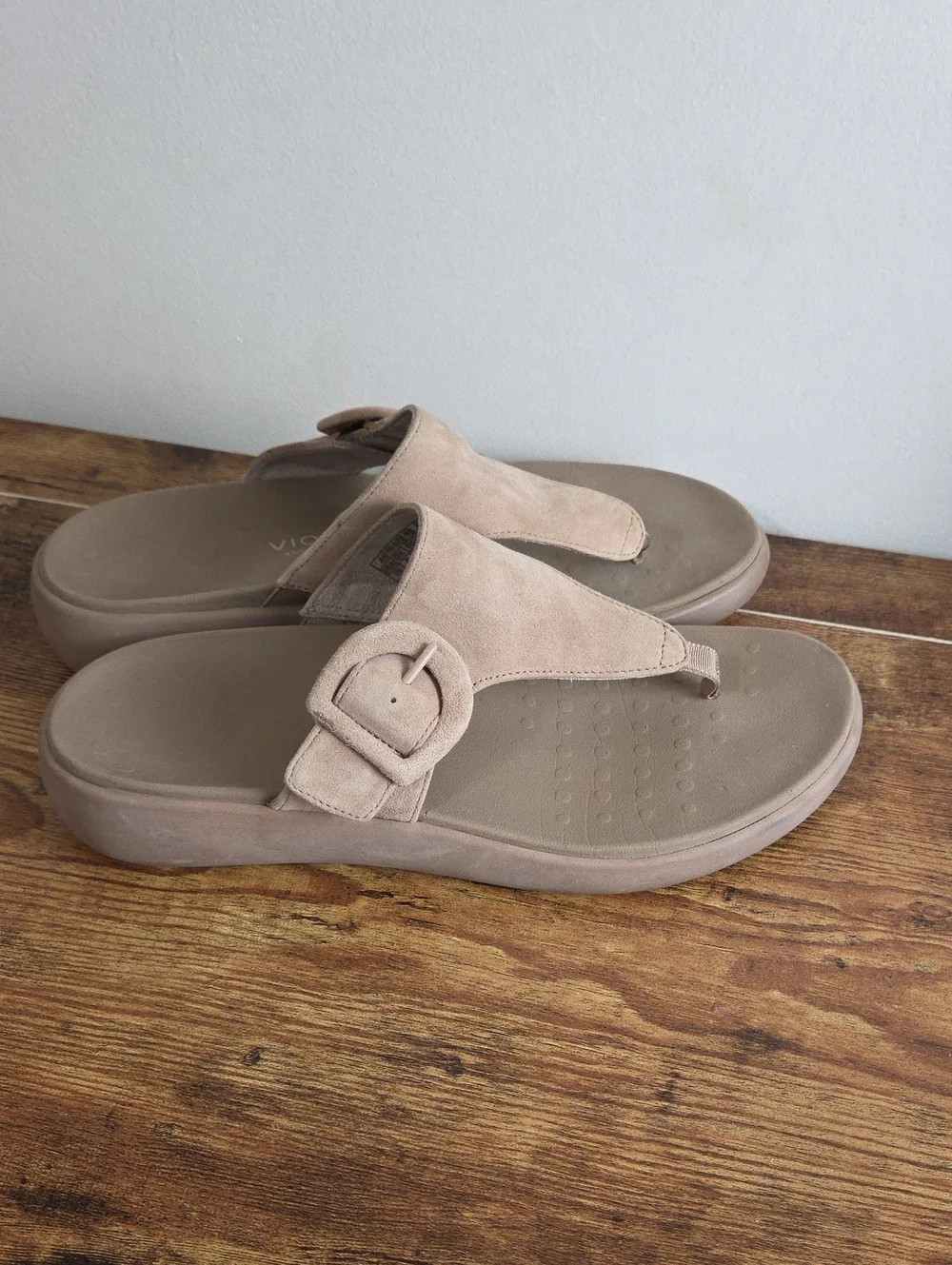 Vionic color tan